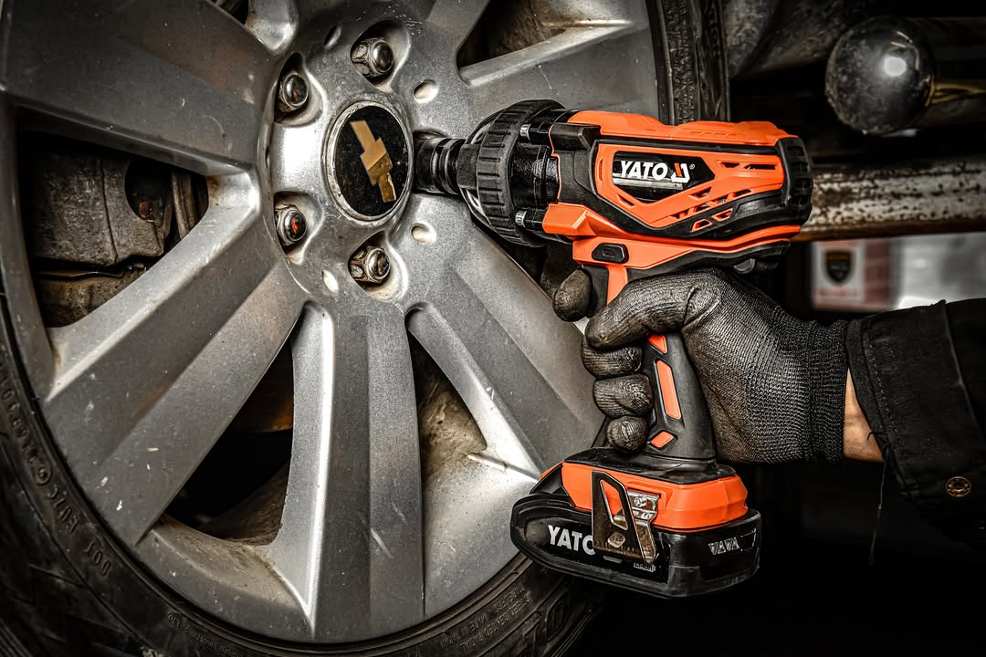 So Sánh Súng Siết Bu Lông Dùng Pin Và Khí Nén: Ưu Nhược Điểm Chi Tiết So Sánh Súng Siết Bu Lông Dùng Pin Và Khí Nén: Ưu Nhược Điểm Chi Tiết