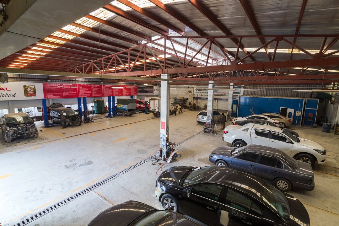 Cập Nhật Công Nghệ Gara Ô Tô 2025: AI, Xe Điện Và Đào Tạo Kỹ Thuật Cập Nhật Công Nghệ Gara Ô Tô 2025: AI, Xe Điện Và Đào Tạo Kỹ Thuật